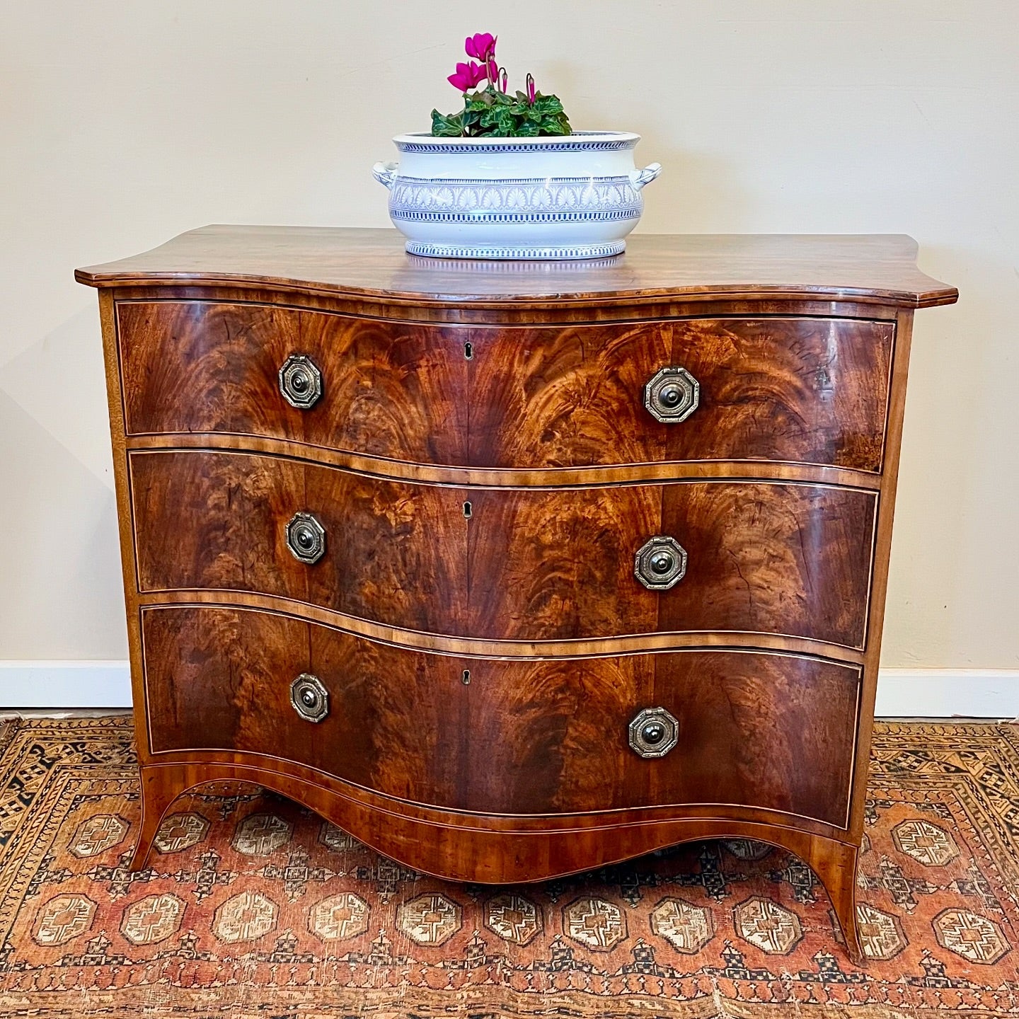 Georgian serpentine fronted chest of drawers image 0