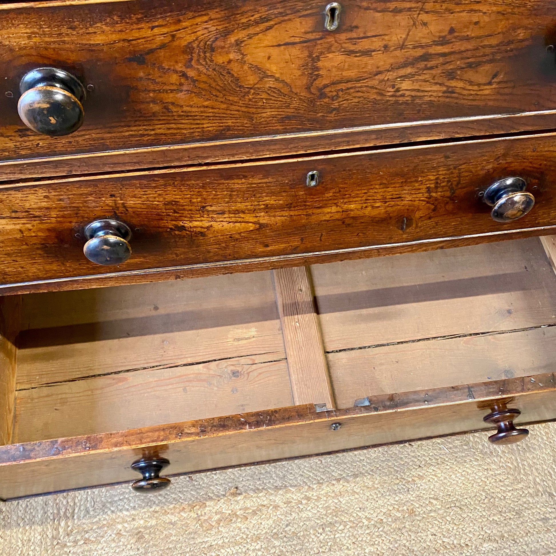 Georgian oak chest of drawers  image 10