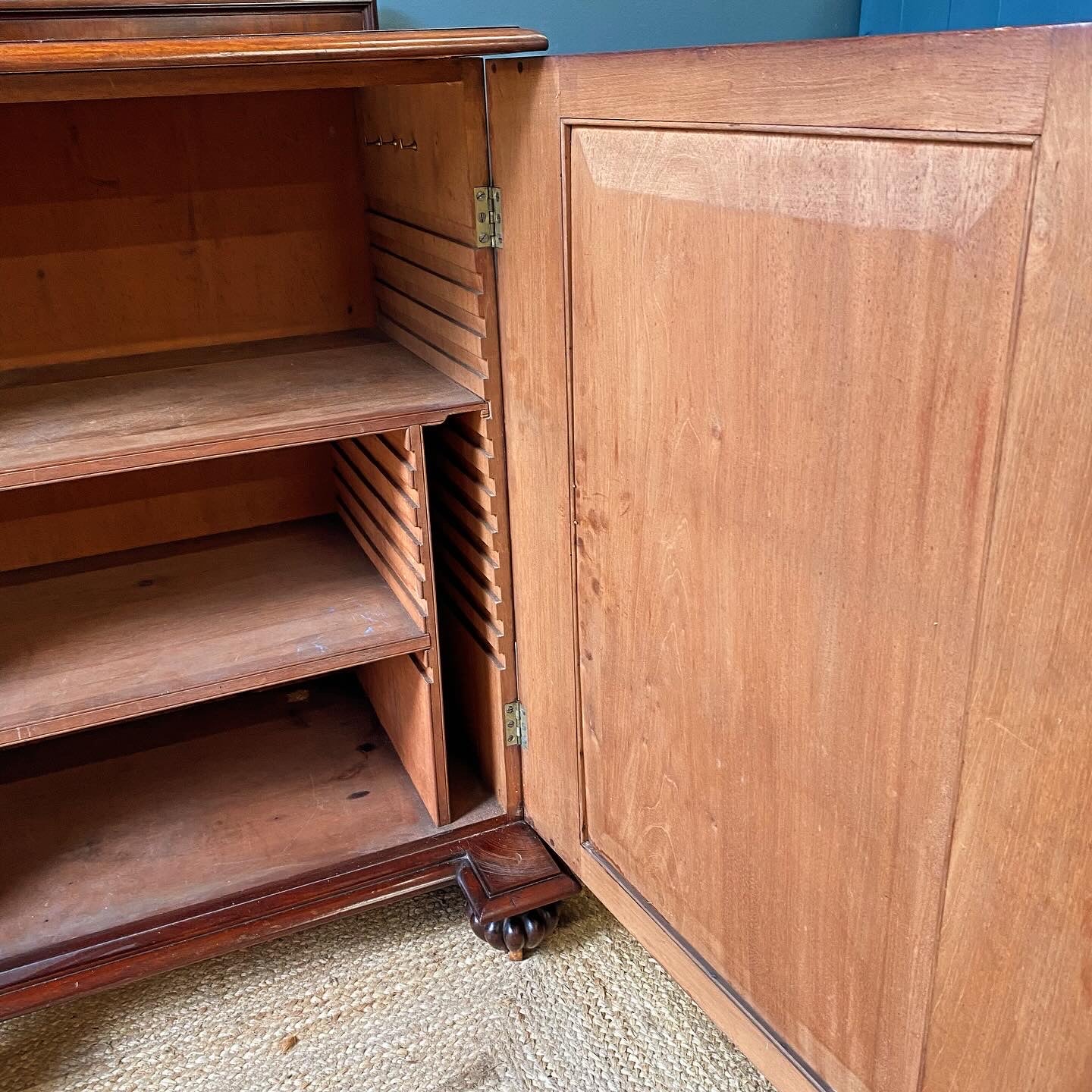 Early 19th century mahogany cupboard  image 7