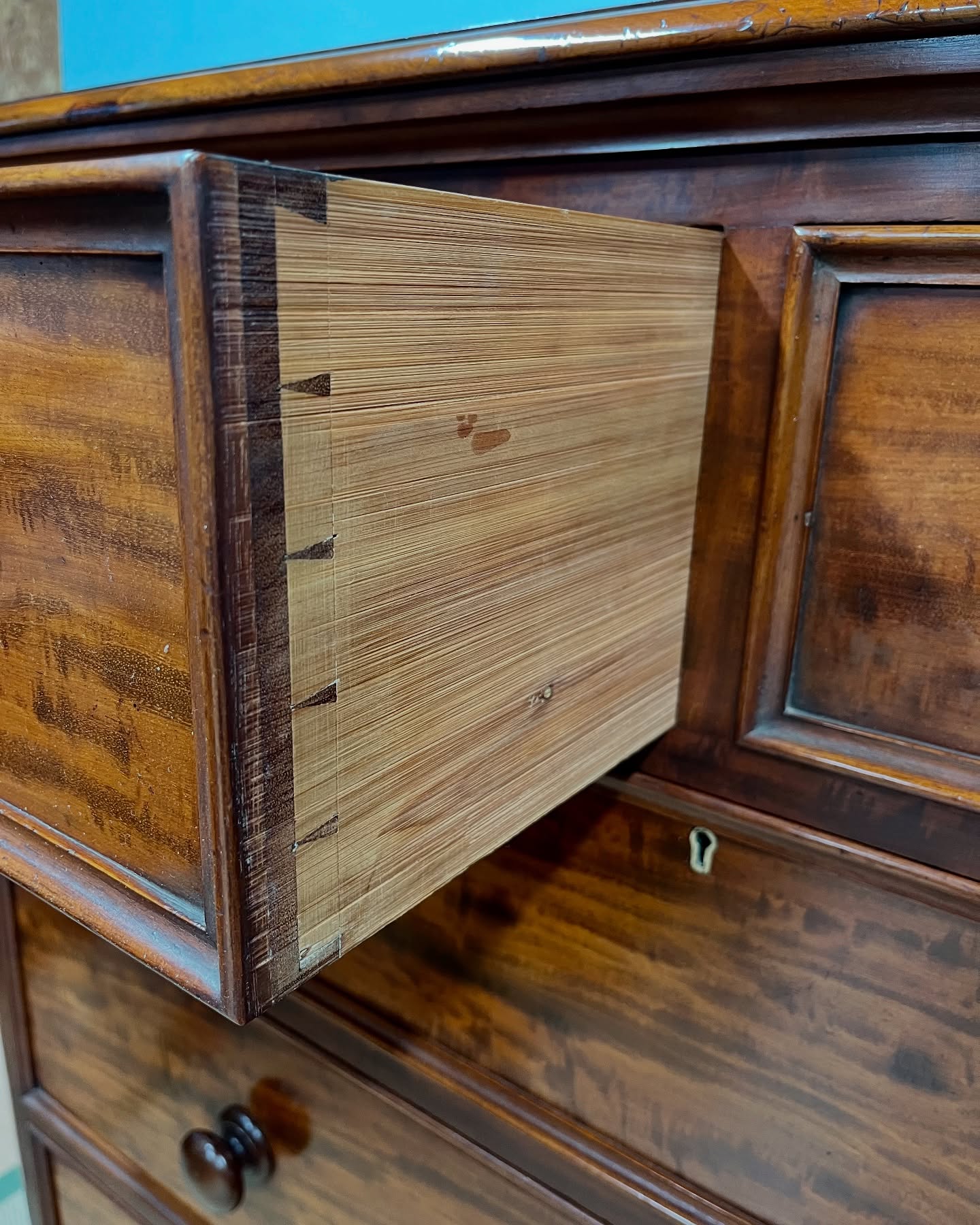 Stunning Mahogany and walnut chest of drawers image 3