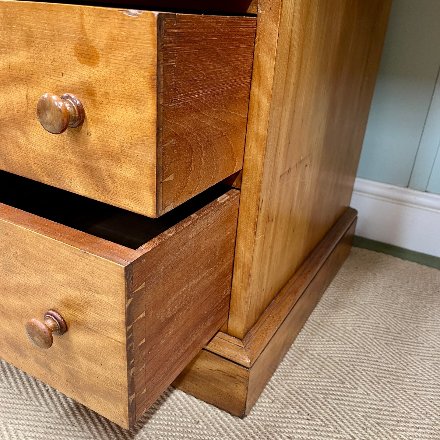 Heal and son desk
