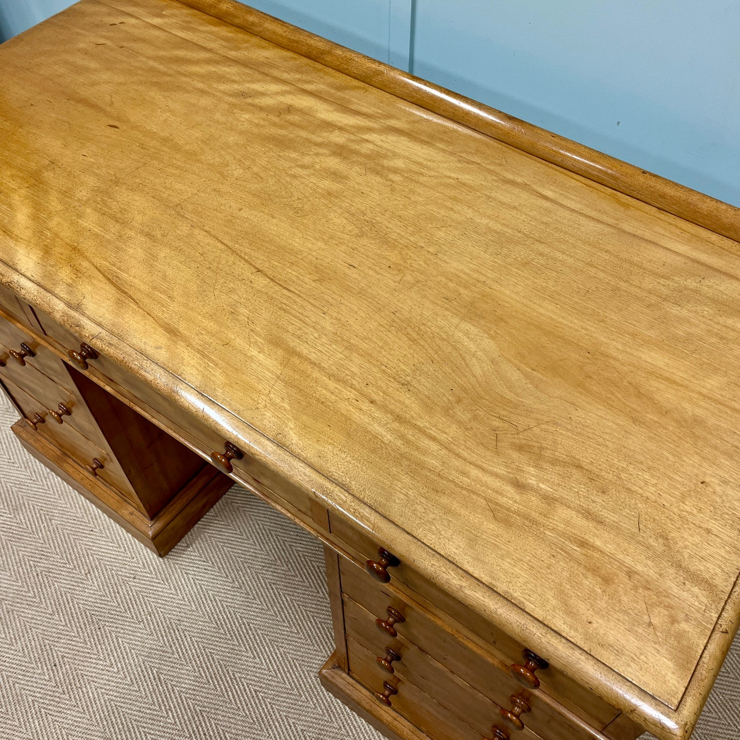 Heal and son desk