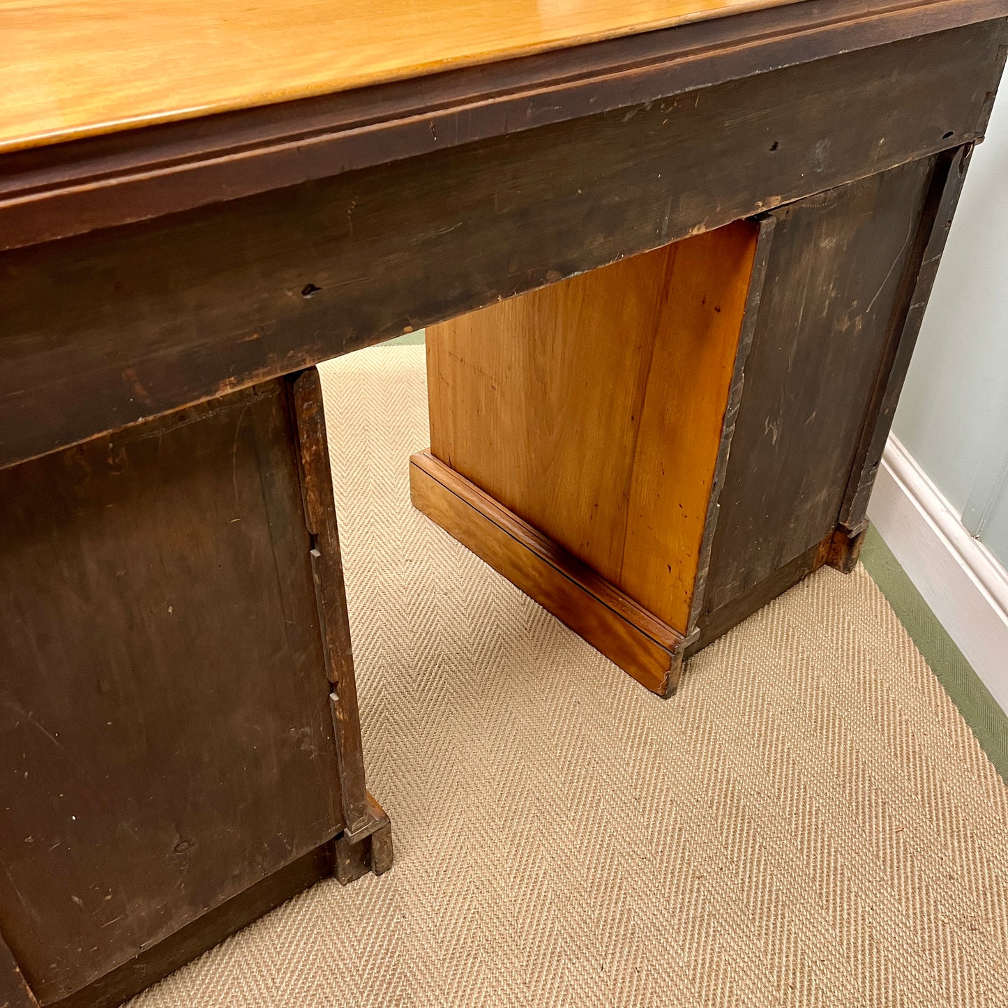Heal and son desk