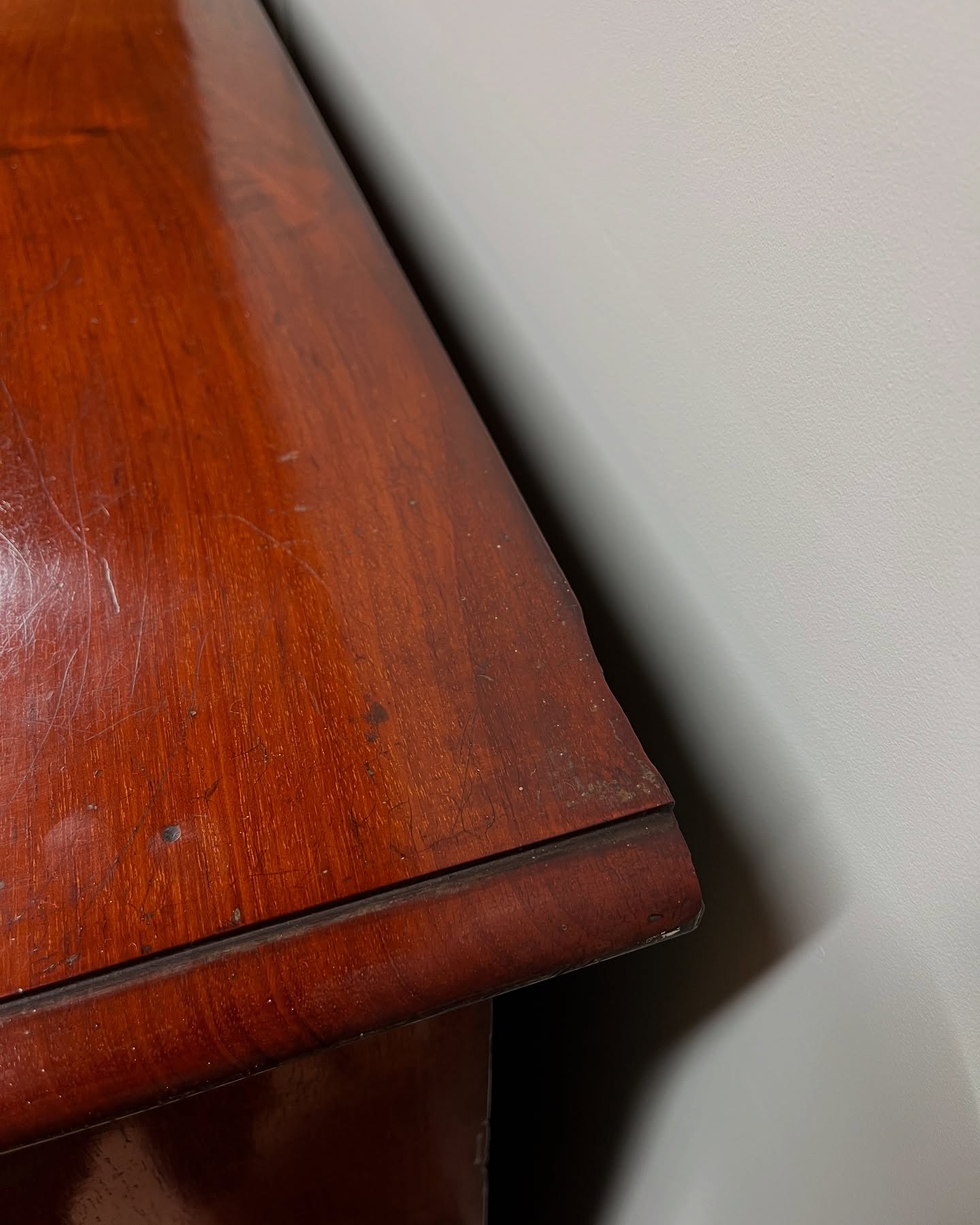 Stunning Mahogany and walnut chest of drawers image 4