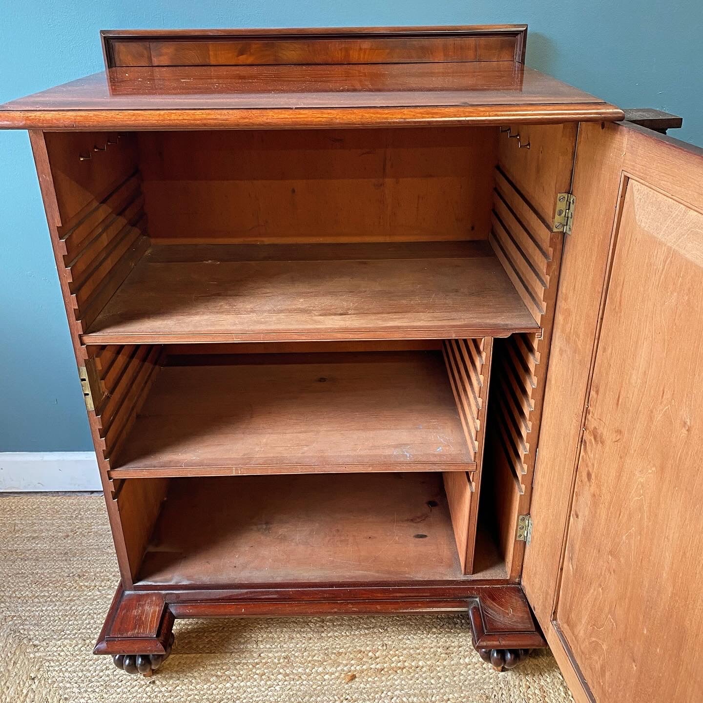 Early 19th century mahogany cupboard  image 6