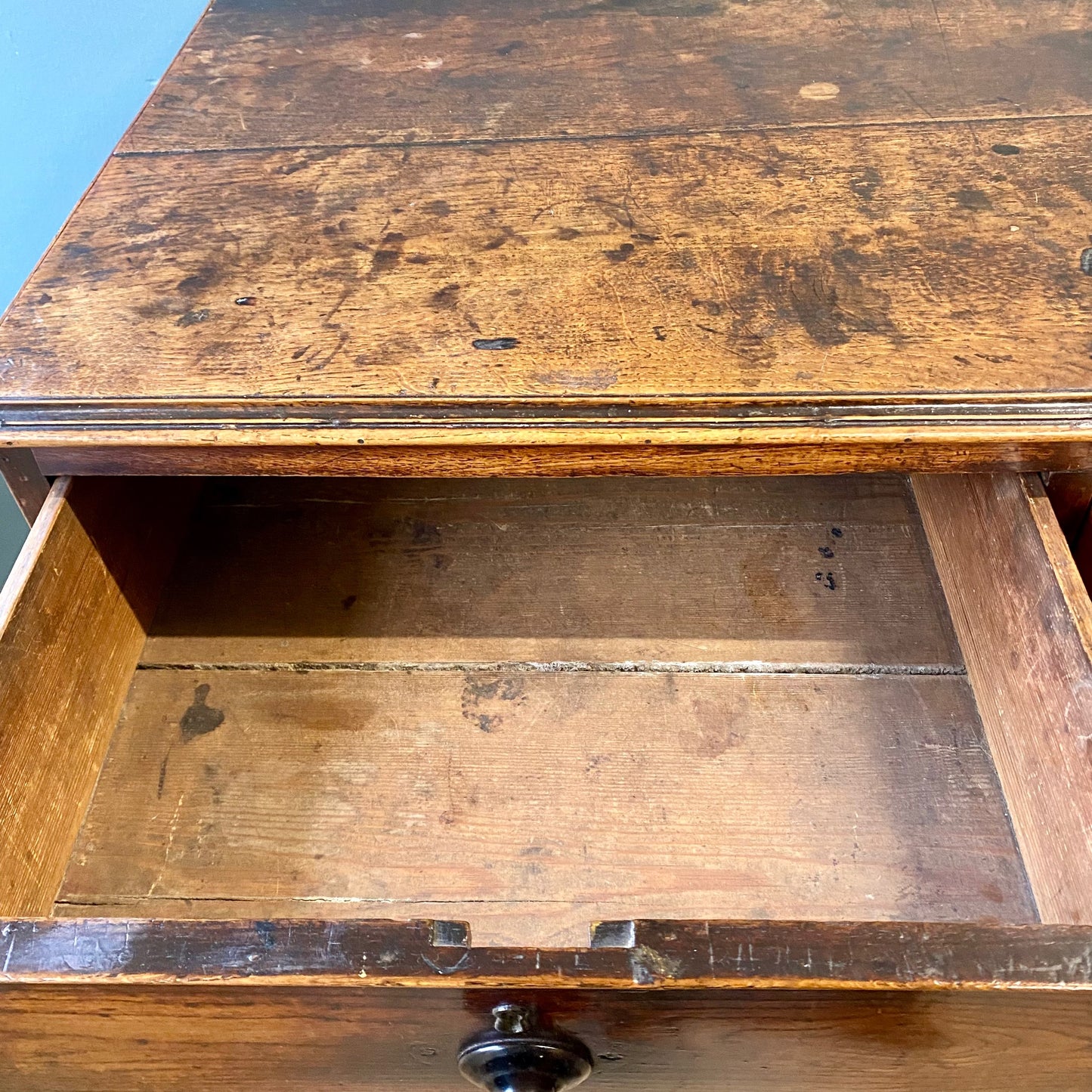 Georgian oak chest of drawers  image 8