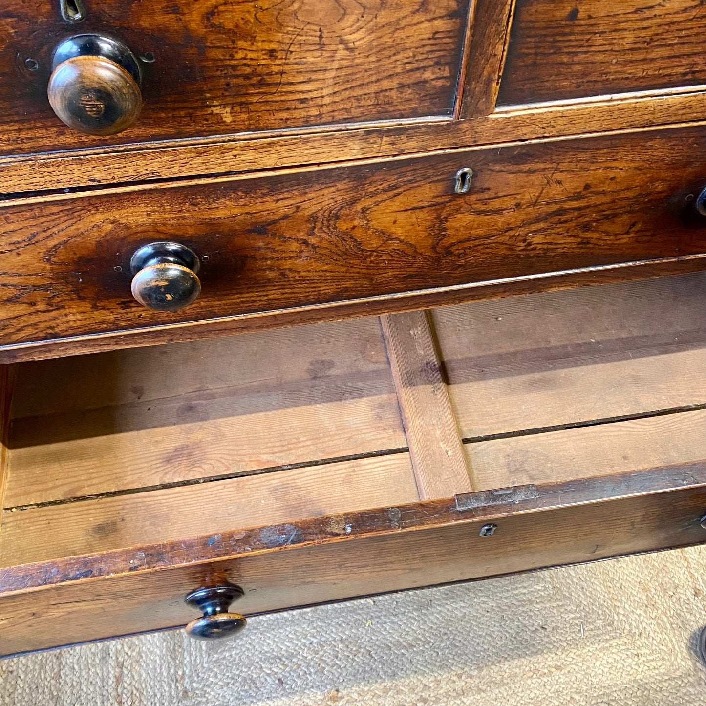 Georgian oak chest of drawers  image 11
